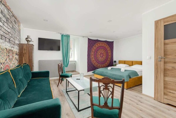 3 bedrooms, desk, iron/ironing board, travel cot - Dworcowa 11 | Atmospheric Apartment in the centre (Bytom)