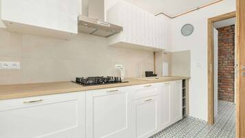 Fridge, microwave, stovetop, electric kettle