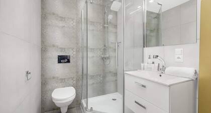 Spacious Apartment | 3 Bedrooms | Close to Train Station