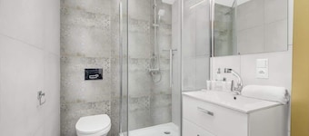 Spacious Apartment | 3 Bedrooms | Close to Train Station