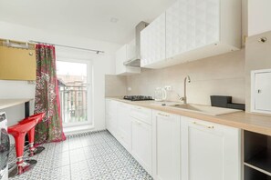 Fridge, microwave, stovetop, electric kettle - Dworcowa 11 | Atmospheric Apartment in the centre (Bytom)