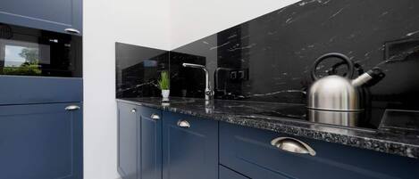 Réfrigérateur, micro-ondes, plaque de cuisson, lave-vaisselle