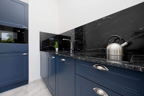 Réfrigérateur, micro-ondes, plaque de cuisson, lave-vaisselle