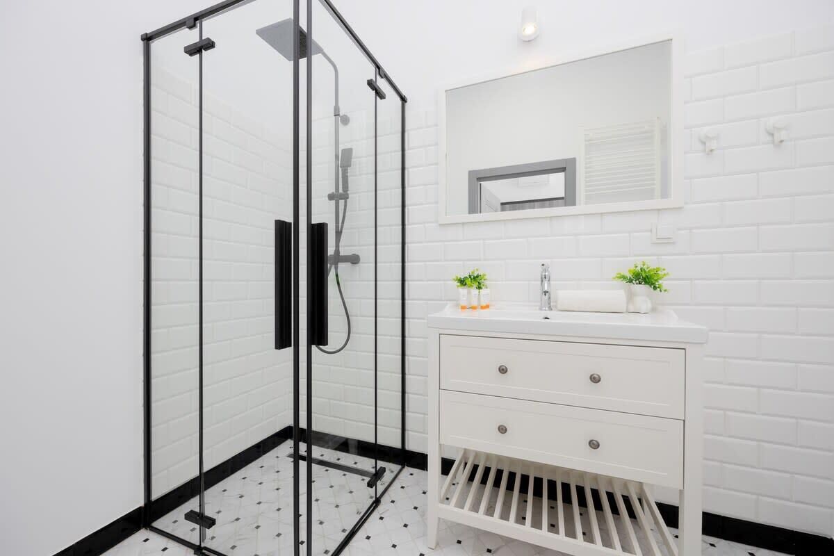 Shower, hair dryer, towels, shampoo