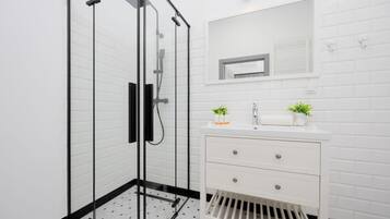 Shower, hair dryer, towels, shampoo