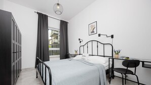 Une chambre à coucher moderne, avec un lit, un bureau et une chaise.