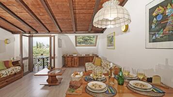 Appartement | Woonruimte | Een 35-inch televisie met digitale zenders