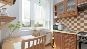 Una cocina moderna con armarios de madera, un microondas y una estufa.