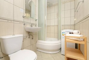 Een douche, een haardroger, handdoeken, shampoo