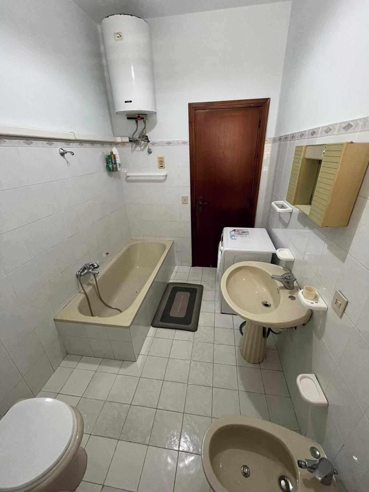 Haartrockner, Bidet, Handtücher, Seife