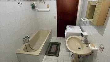 Haartrockner, Bidet, Handtücher, Seife