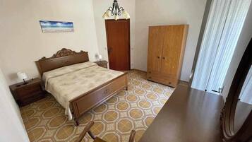 2 Schlafzimmer, Schreibtisch, Bügeleisen/Bügelbrett, Reisekinderbett