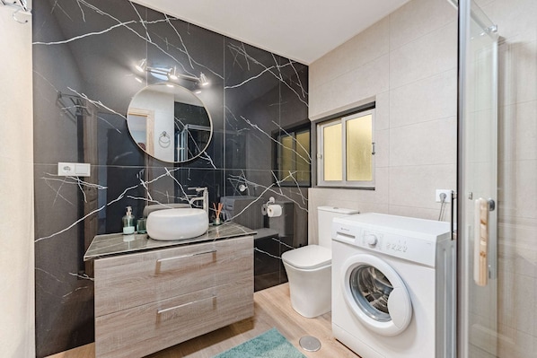 Shower, hair dryer, towels