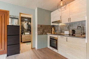 Kühlschrank, Ofen, Herdplatte, Kochgeschirr/Geschirr/Besteck