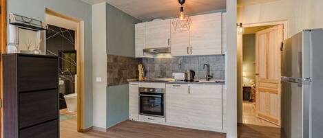 Fridge, oven, stovetop, cookware/dishes/utensils