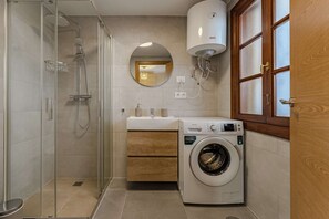 Shower, hair dryer, towels