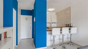 Fridge, oven, stovetop, coffee/tea maker