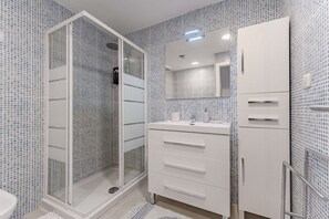 Shower, hair dryer, bidet, towels