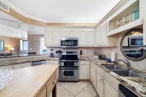 Fridge, microwave, oven, stovetop - Romar House 505B by Liquid Life (Orange Beach)