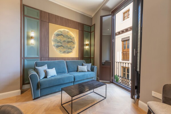 Departamento estándar, 1 habitación | Área de sala de estar | Televisión de pantalla plana de 46 pulgadas con canales digitales 