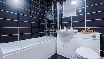 House | Bathroom | Deep-soaking bathtub, towels