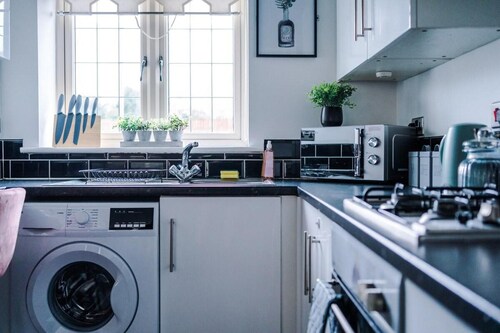 Lovely 4 Bed Litherland Apartment