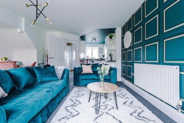 Living area - Lovely 4 Bed Litherland Apartment (Liverpool)