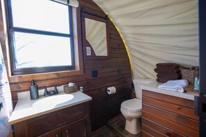 Dusche, Seife, Shampoo, Toilettenpapier