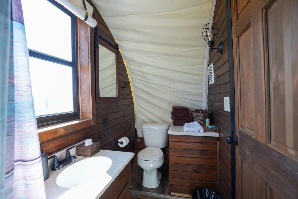 Een douche, zeep, shampoo, toiletpapier