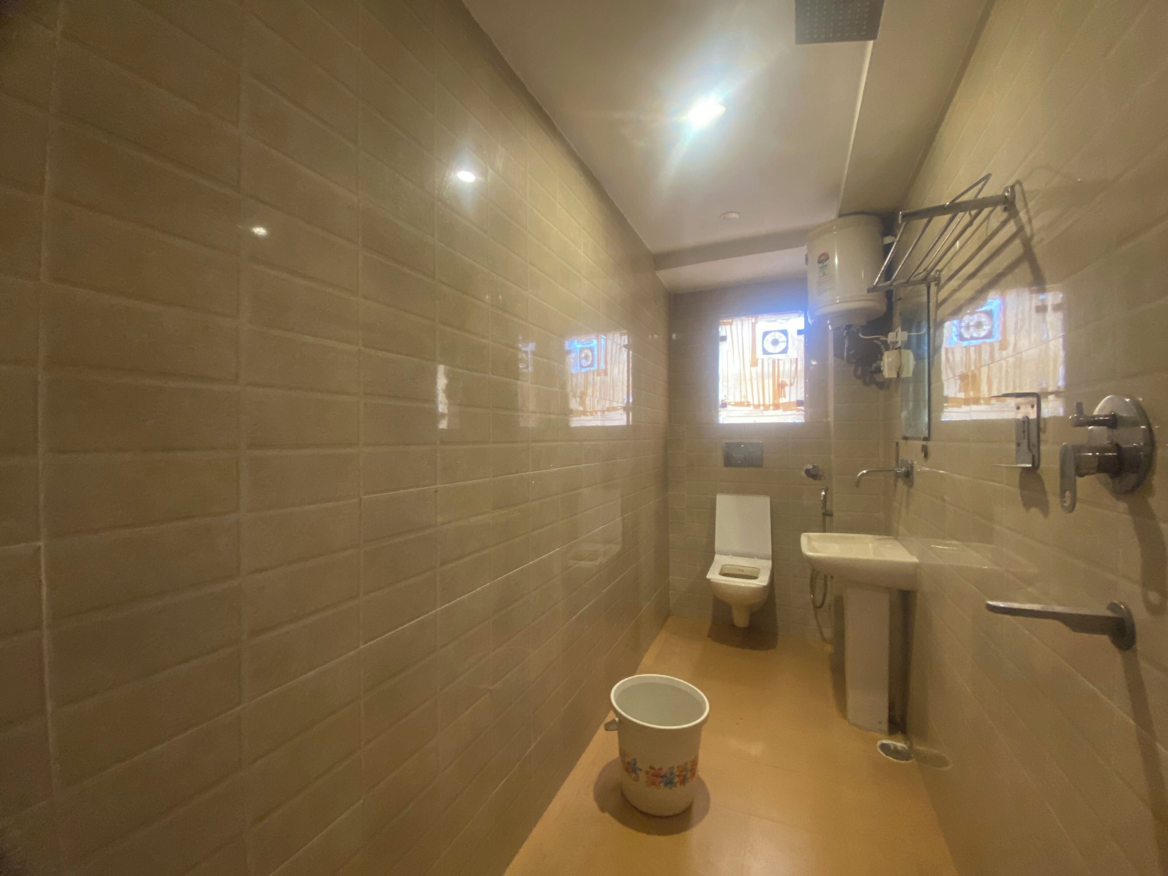 Rainfall showerhead, free toiletries, bathrobes, towels