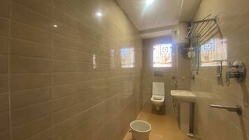 Rainfall showerhead, free toiletries, bathrobes, towels