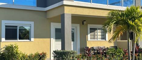 Vista frontal de la propiedad