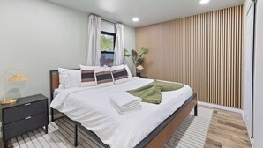 8 habitaciones, escritorio y tabla de planchar con plancha 