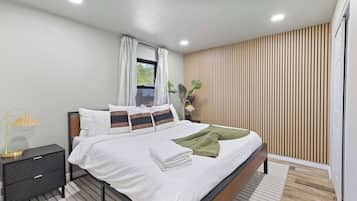 8 bedrooms, desk, iron/ironing board, travel crib