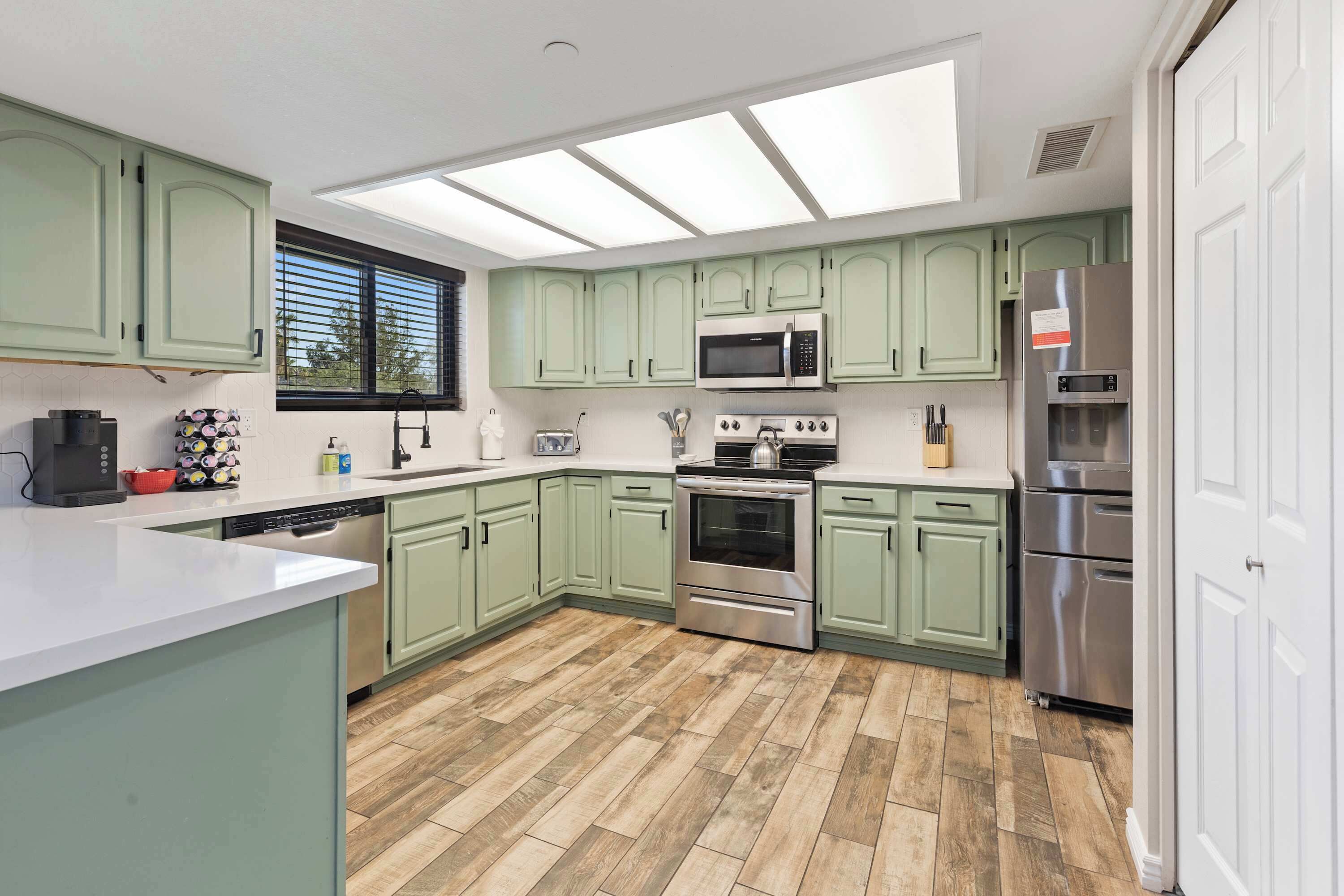 Coffee/tea maker, fridge, microwave, oven