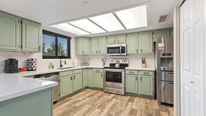 Cafetera y tetera, refrigerador, microondas y horno 
