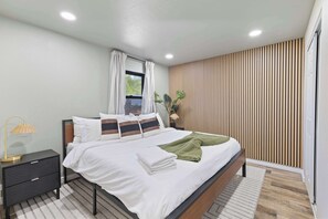 8 makuuhuonetta, työpöytä, silitysrauta/-lauta, vauvan matkasänky