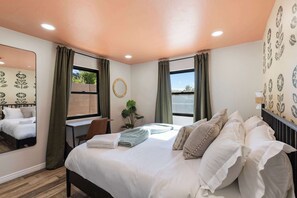 8 bedrooms, desk, iron/ironing board, travel cot - Spacious Fun Retreat - Perfect For Group Bonding (Phoenix)