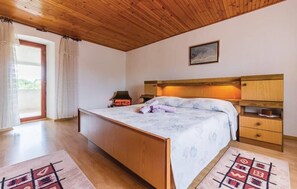 3 bedrooms, iron/ironing board, free WiFi, bed sheets