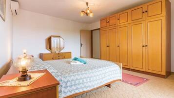 3 bedrooms, iron/ironing board, free WiFi, bed sheets