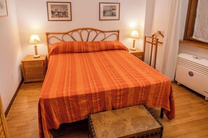 Apartment, 1 Queen Bed, Non Smoking, Kitchenette | 1 bedroom, down comforters, iron/ironing board, free WiFi - Navona Romantic House (Rome)