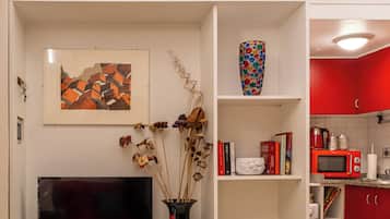 Apartamento, 1 cama Queen, para não fumantes, cozinha americana | Área de estar | TV de tela plana 32 polegadas com canais a cabo