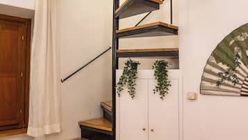 Apartamento, 1 cama Queen, para não fumantes, cozinha americana | Área de estar | TV de tela plana 32 polegadas com canais a cabo