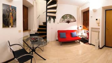 Apartamento, 1 cama Queen, para não fumantes, cozinha americana | Área de estar | TV de tela plana 32 polegadas com canais a cabo