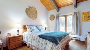 2 bedrooms, free WiFi, bed sheets - Rustic Pet-Friendly Cozy Cabin, Wood Burning Fireplace. Near Shuttle Stop (Mammoth Lakes)