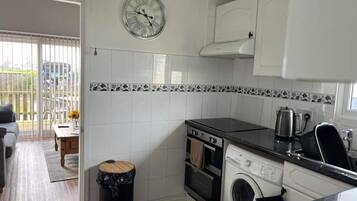 Chalet | Private kitchen | Fridge, microwave, oven, stovetop