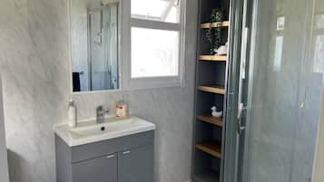 Chalet | Bathroom | Shower, hair dryer