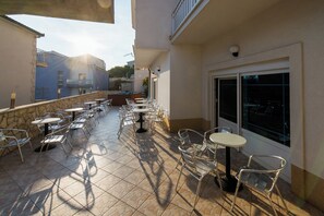 Outdoor dining - 207 room with balcony, sea view & hot tub access (Lokva Rogoznica)