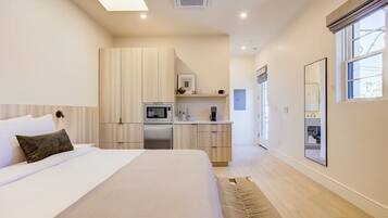 Fer et planche à repasser, lit de bébé portatif, Wi-Fi, literie fournie