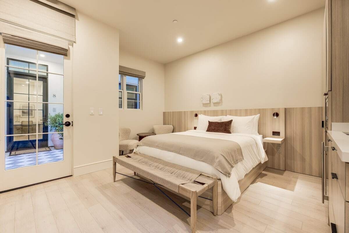 Desk, iron/ironing board, travel cot, WiFi